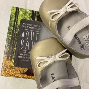 Out Baks gold Mary Jane baby shoes size 4